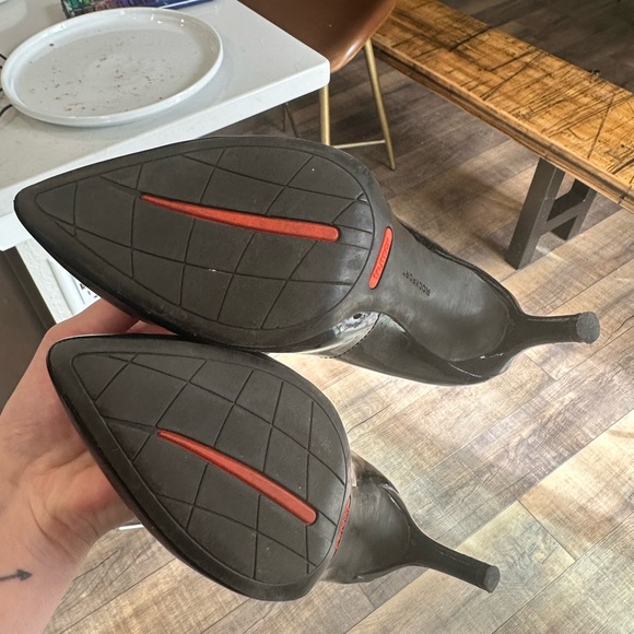 CUSHIONED Heels! Rockport Patent Leather pumps - Picture 10 of 10